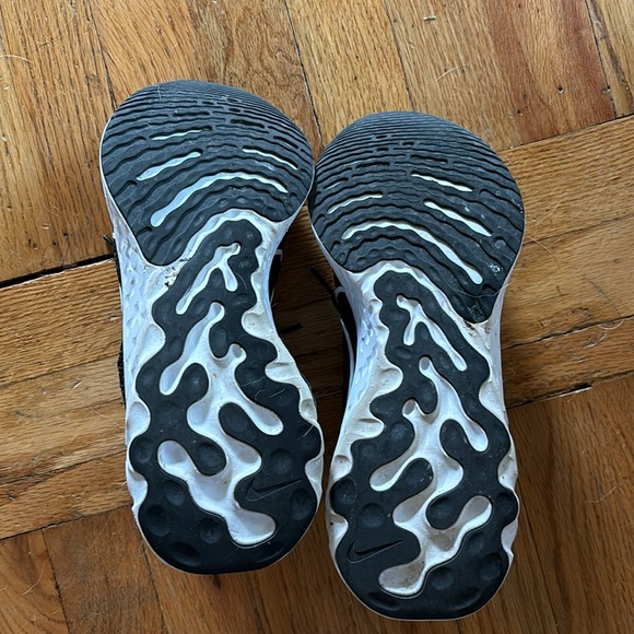 Nike Flyknit Shoes - Picture 7 of 8